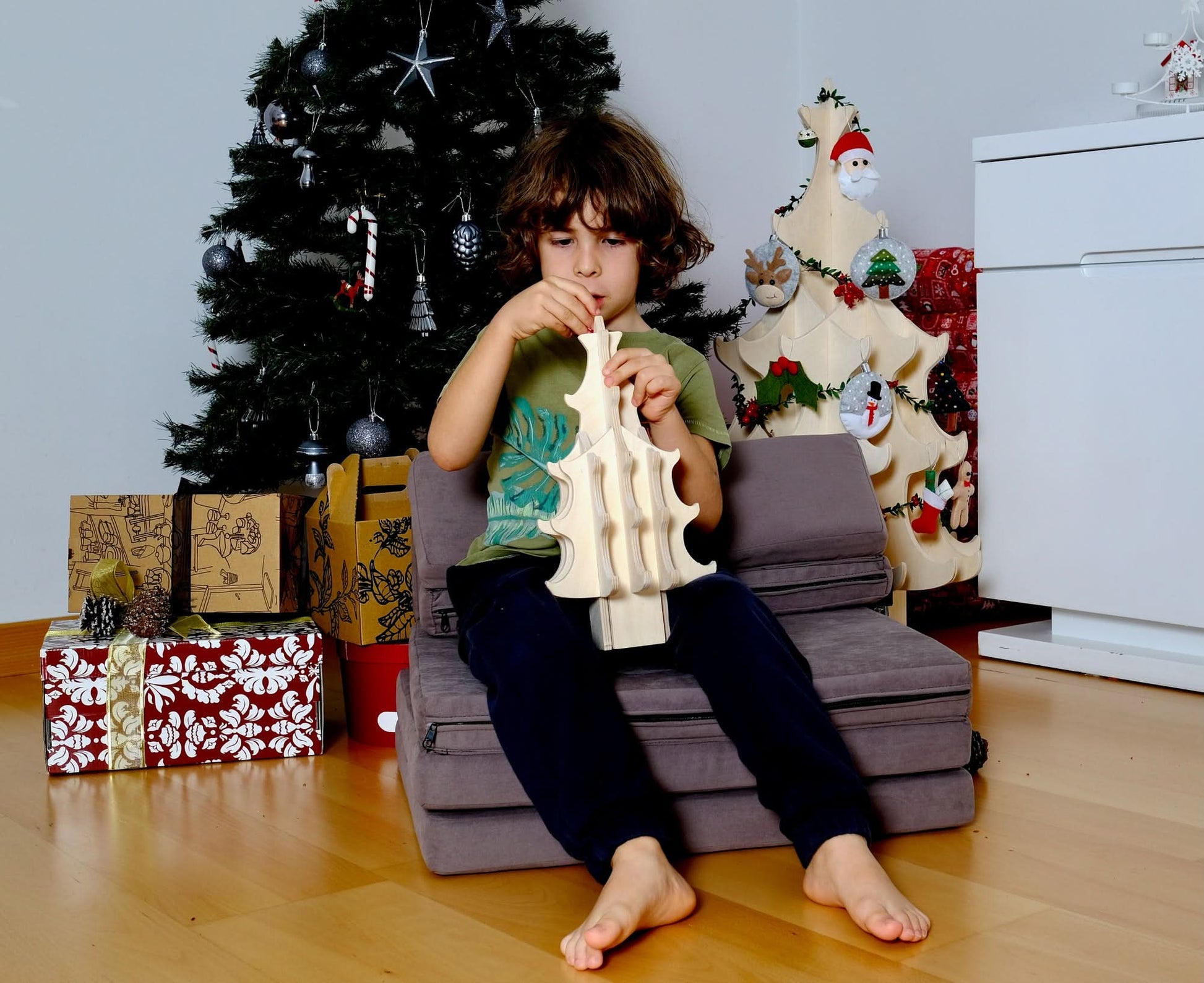 Wooden Christmas Tree & Felt Ornaments-3
